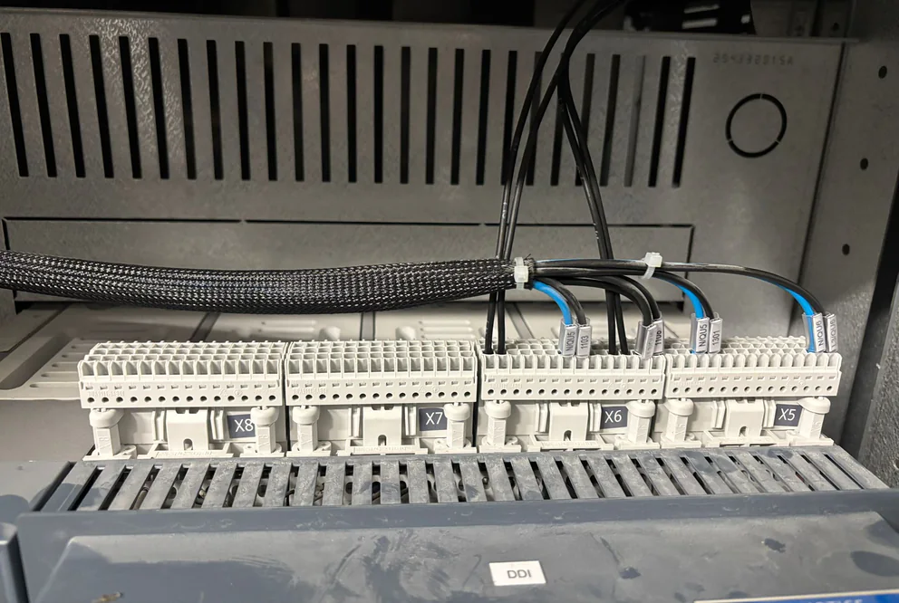 Morsettiere del dispositivo di interfaccia con i cavi di comando collegati e numerati