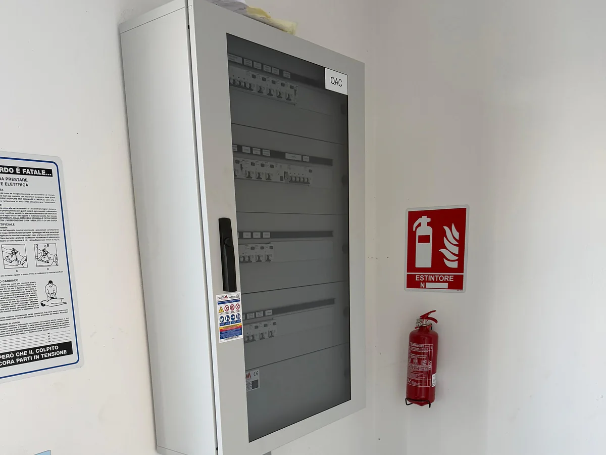 Quadro di bassa tensione CARTA a parete in una cabina, con lo sportello in vetro