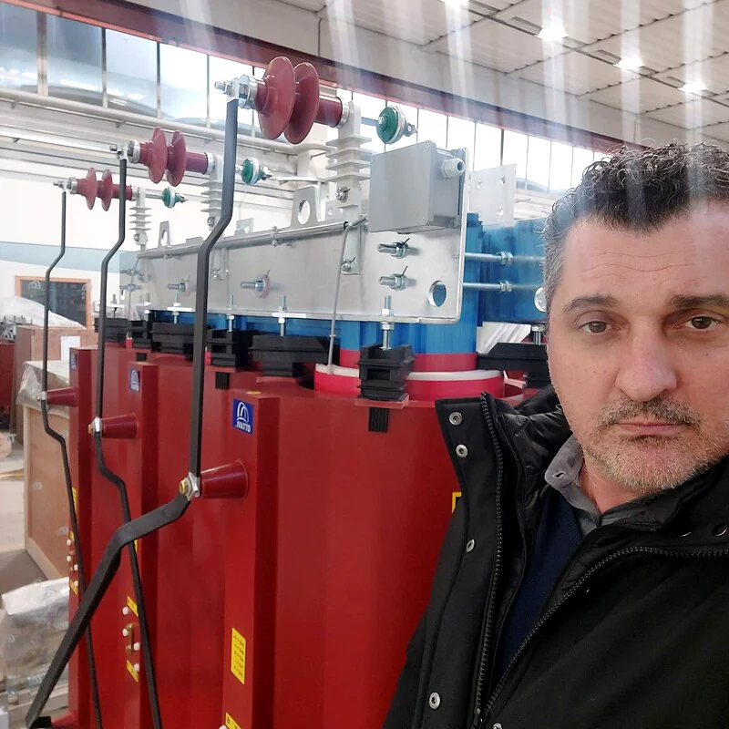 Massimo Tolin accanto a un trasformatore in resina