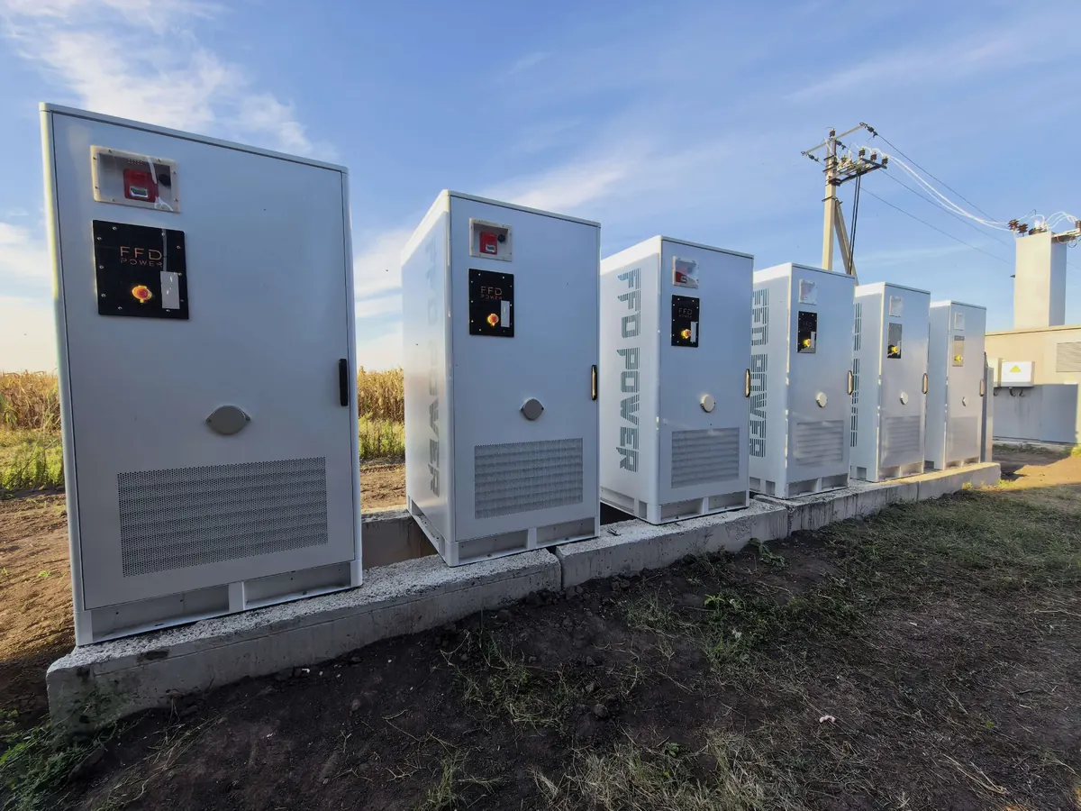 Armadi di accumulo FFD Power in un campo fotovoltaico