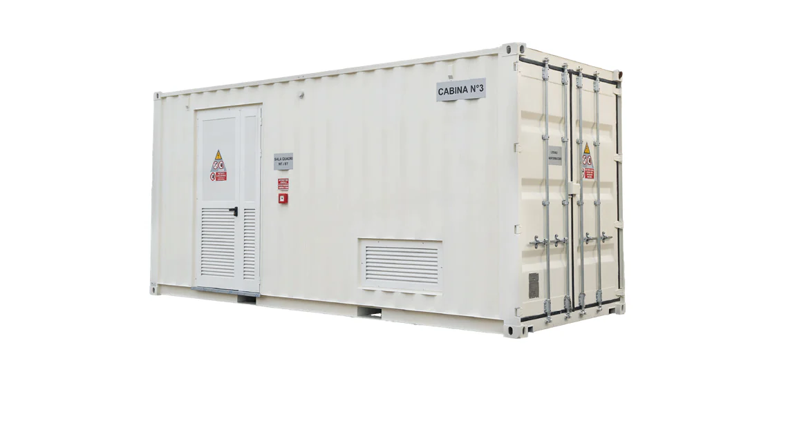 Power station in container bianco, chiusa, con la targa «Cabina N°3»